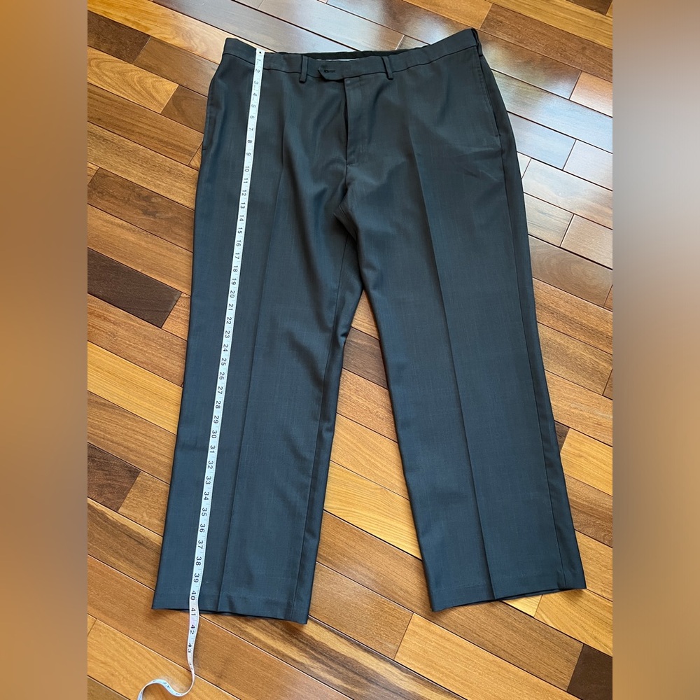 Haggar 42x30 men’s pants color charcoal/dark gray